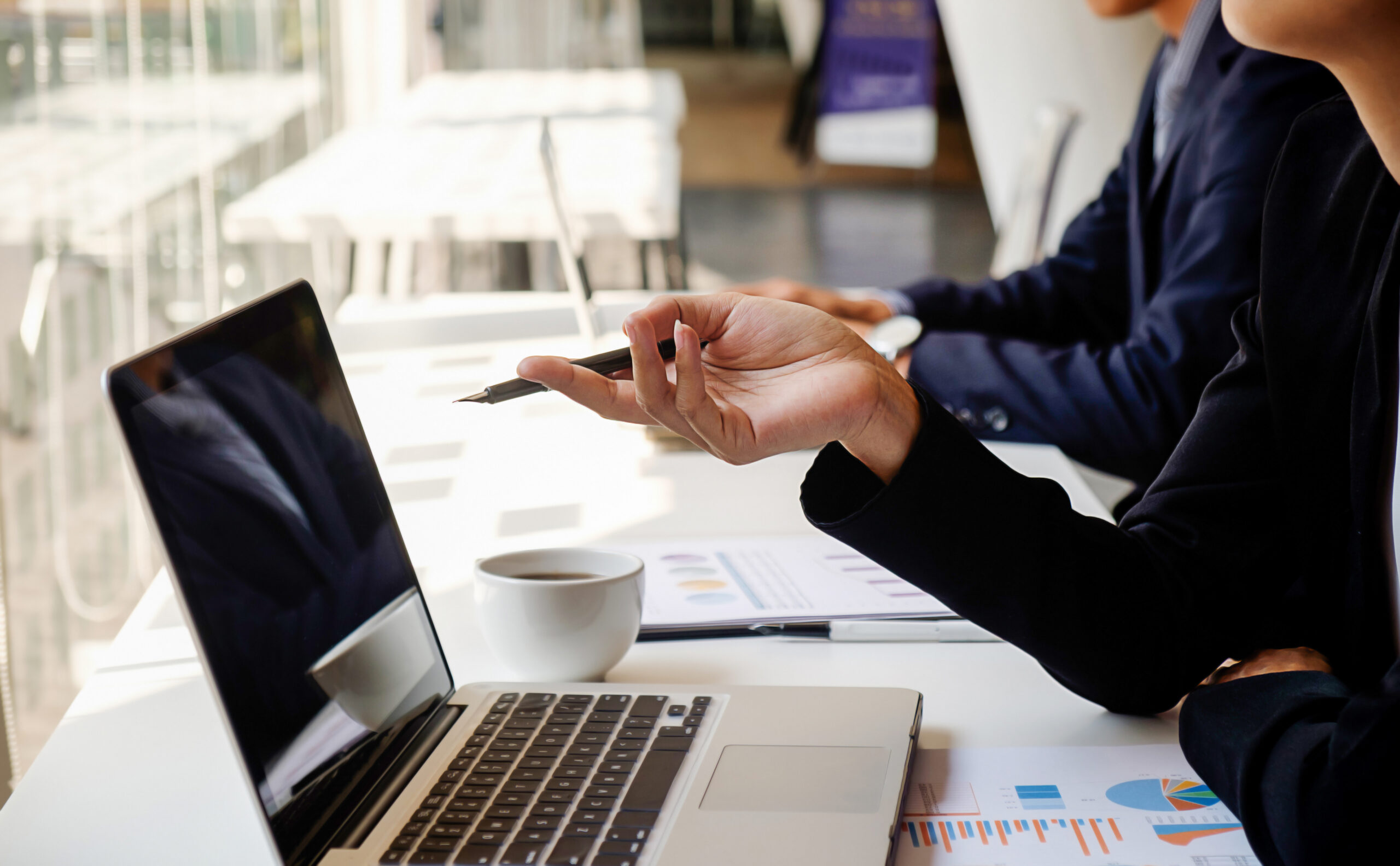 uspeh-sotrudnicestvo-ludi-ruki-obsuzdenie-biznes